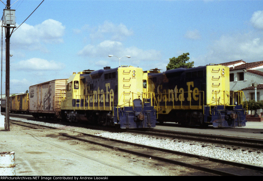 Santa Fe GP9u 2276 and 2294